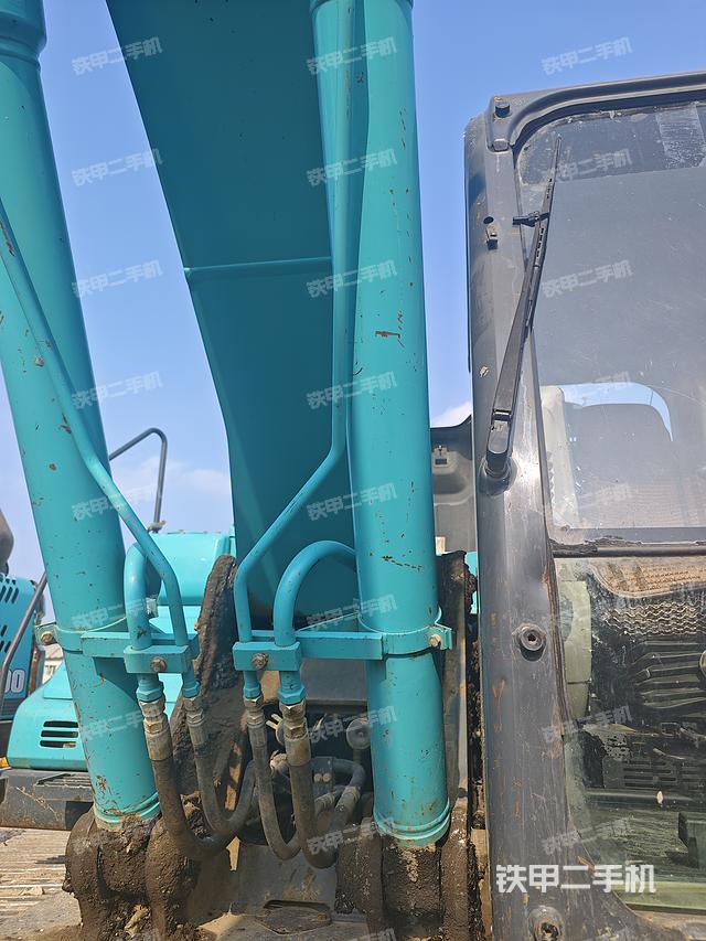 駕駛室整體(整機(jī)外觀) 駕駛室整體(整機(jī)外觀)