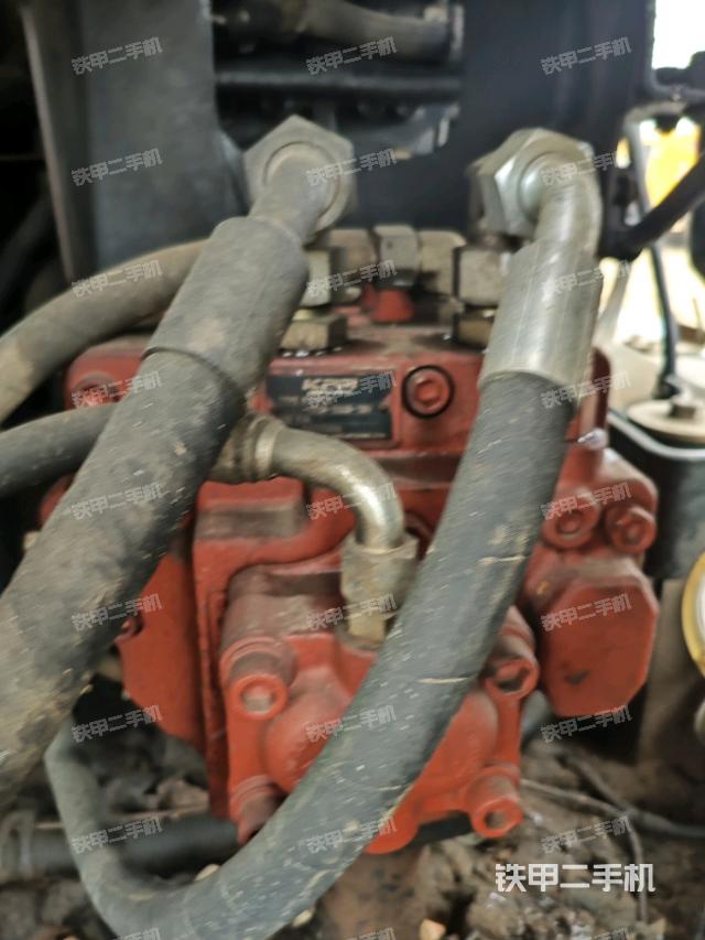 液壓泵艙室正面整體(整機(jī)外觀) 液壓泵艙室正面整體(整機(jī)外觀)