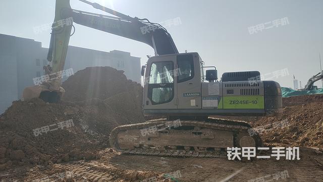 單側(cè)履帶整體(整機(jī)外觀) 單側(cè)履帶整體(整機(jī)外觀)