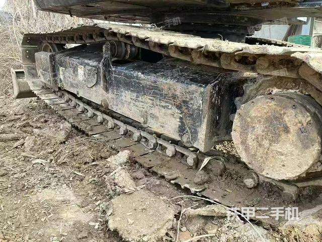 單側(cè)履帶整體(整機(jī)外觀) 單側(cè)履帶整體(整機(jī)外觀)