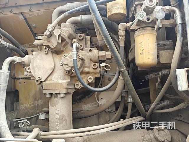 液压泵舱室正面整体（整机外观）