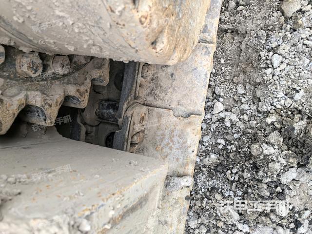 左驅(qū)動輪（行走機構(gòu)）