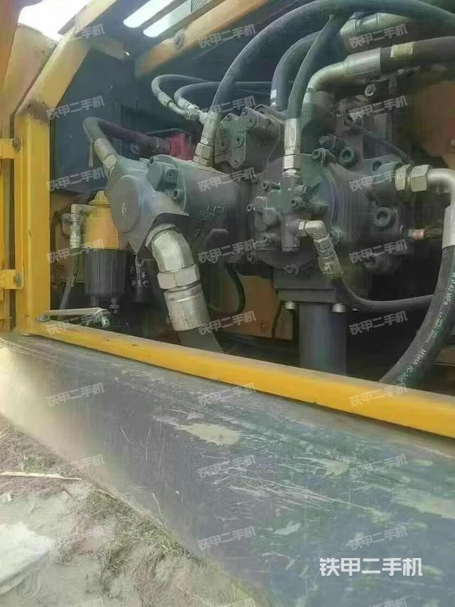 液壓泵艙室正面整體（整機外觀）