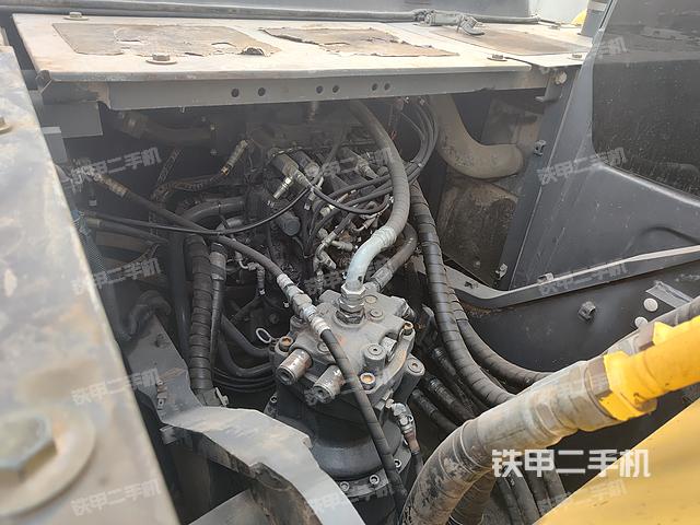 回轉馬達和主控閥(整機外觀) 回轉馬達和主控閥(整機外觀)