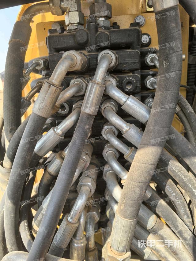 回轉(zhuǎn)馬達(dá)和主控閥（整機(jī)外觀）