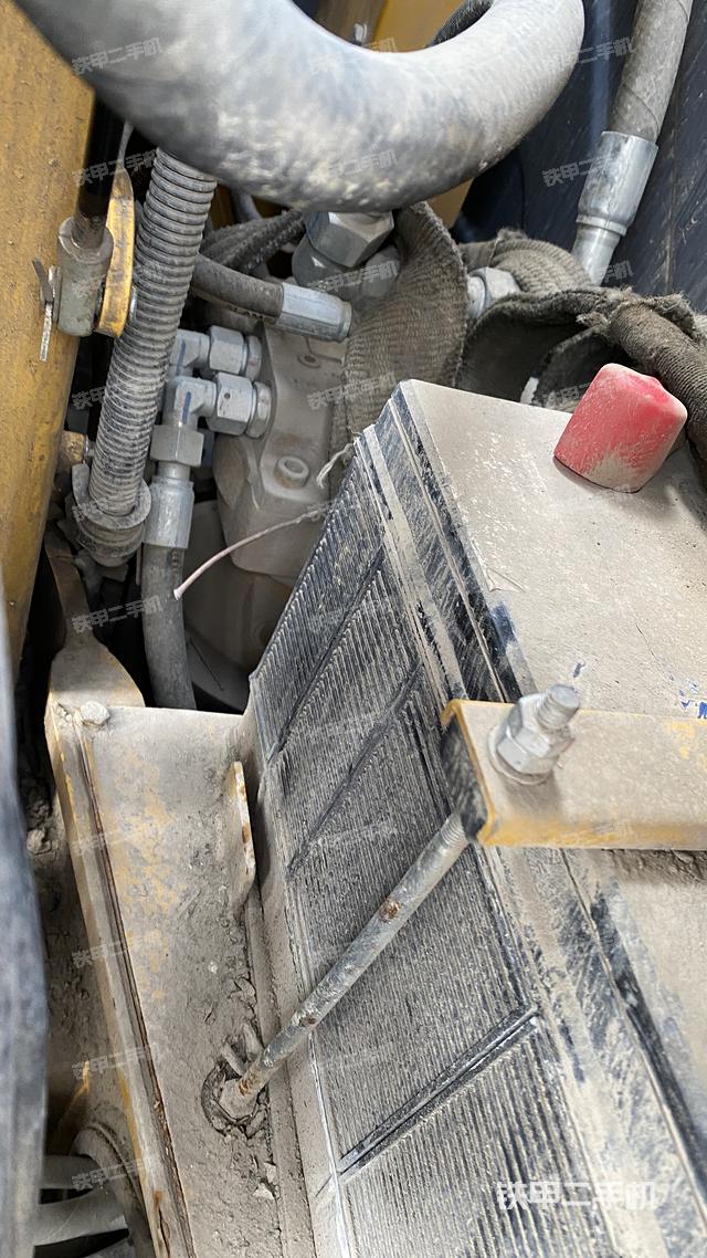 回转马达和主控阀（整机外观）