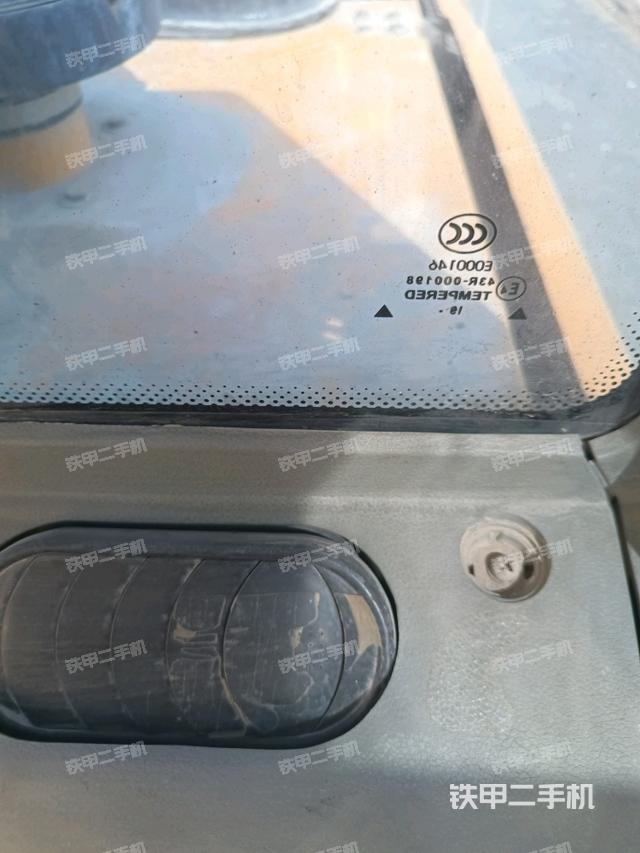 行走控制手柄和踏板?俯拍（駕駛室部分）