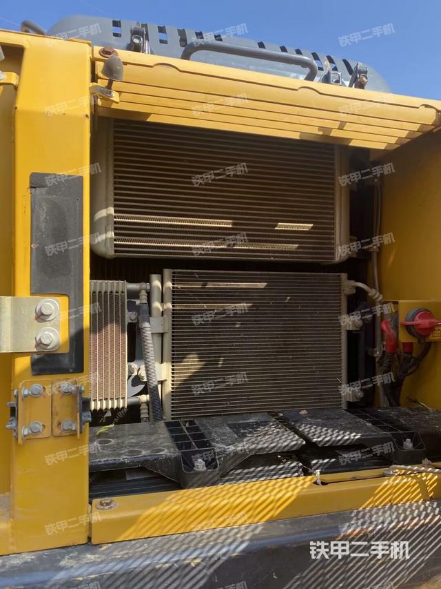 散熱器正面(大件艙室) 散熱器正面(大件艙室)