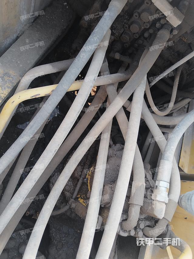 回转马达和主控阀（整机外观）