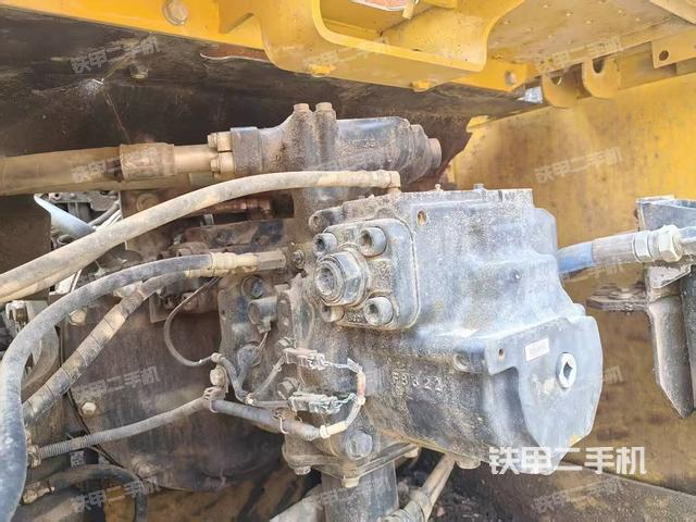 液压泵舱室正面整体（整机外观）