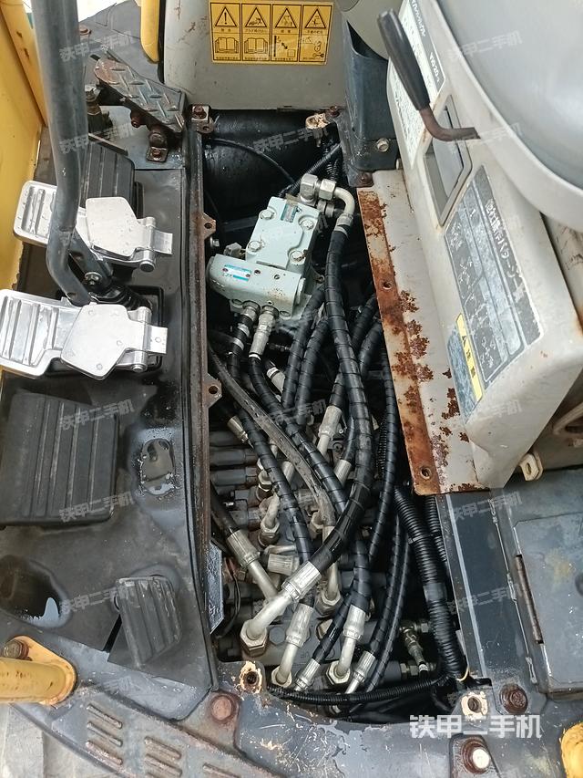 回转马达和主控阀（整机外观）