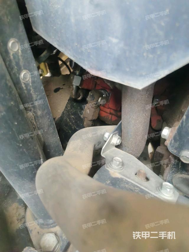 液壓泵艙室正面整體（整機外觀）