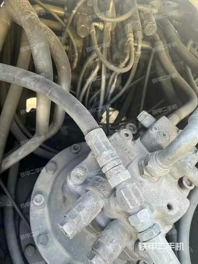 回轉(zhuǎn)馬達(dá)和主控閥（整機(jī)外觀）