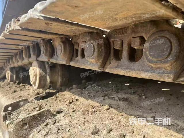 單側(cè)履帶整體(整機(jī)外觀) 單側(cè)履帶整體(整機(jī)外觀)