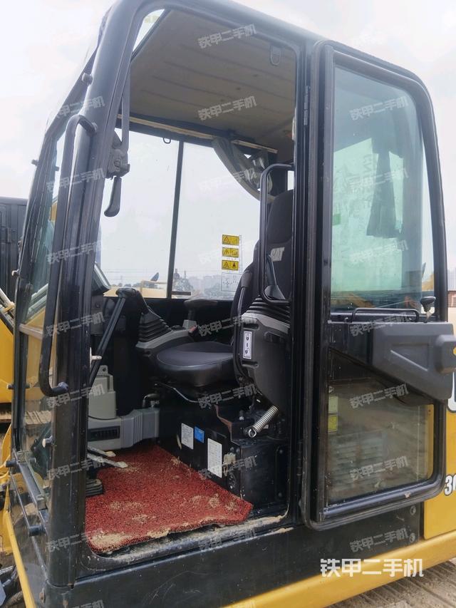 駕駛室整體(整機(jī)外觀) 駕駛室整體(整機(jī)外觀)