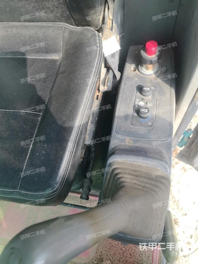 座椅右側(cè)控制臺(tái)/鑰匙門/油門/含右手柄（駕駛室部分）