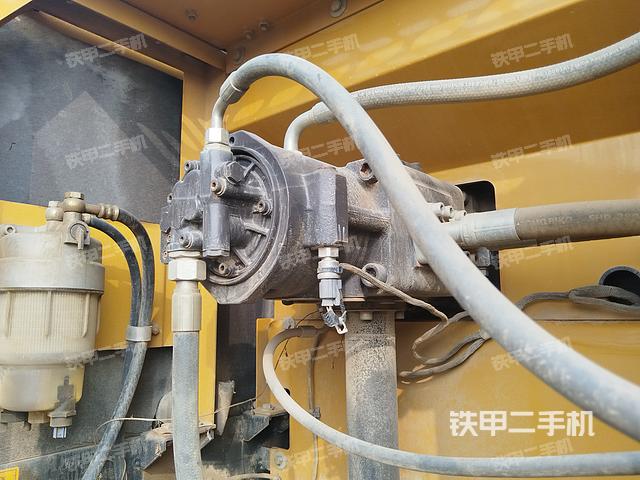 液压泵舱室正面整体（整机外观）