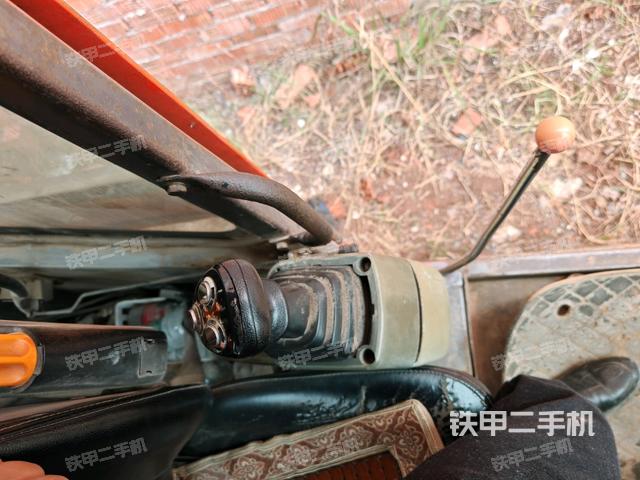 座椅左側(cè)控制臺/音響/含左手柄(駕駛室部分) 座椅左側(cè)控制臺/音響/含左手柄(駕駛室部分)