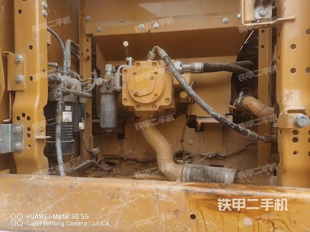 液壓泵艙室正面整體(整機外觀) 液壓泵艙室正面整體(整機外觀)