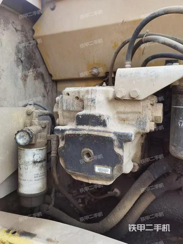 液压泵舱室正面整体（整机外观）