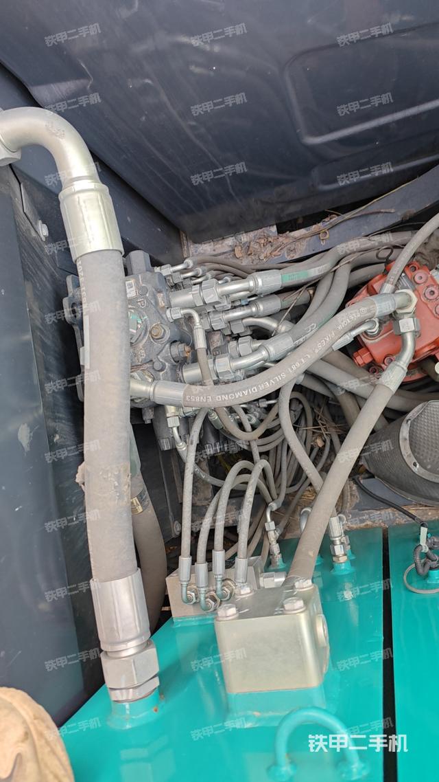 回转马达和主控阀（整机外观）