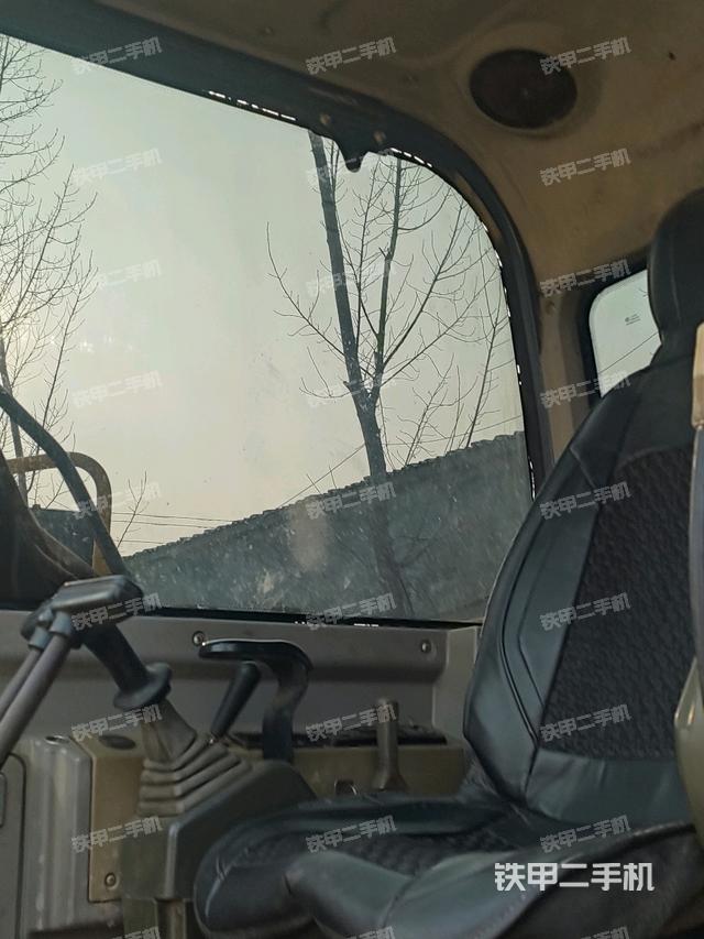 駕駛室頂部(整機(jī)外觀) 駕駛室頂部(整機(jī)外觀)