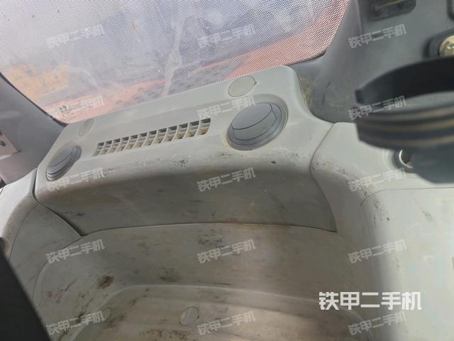 座椅左側(cè)控制臺/音響/含左手柄(駕駛室部分) 座椅左側(cè)控制臺/音響/含左手柄(駕駛室部分)