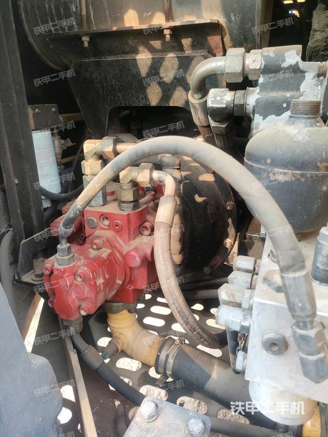 液壓泵艙室正面整體(整機(jī)外觀) 液壓泵艙室正面整體(整機(jī)外觀)