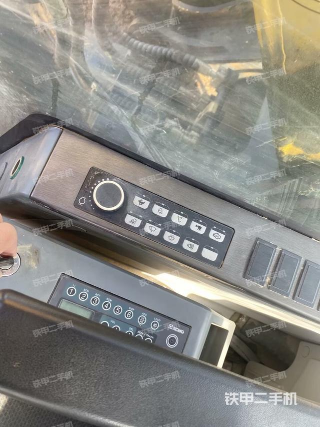 座椅左側(cè)控制臺(tái)/音響/含左手柄(駕駛室部分) 座椅左側(cè)控制臺(tái)/音響/含左手柄(駕駛室部分)