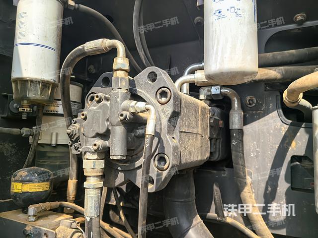 液压泵舱室正面整体（整机外观）