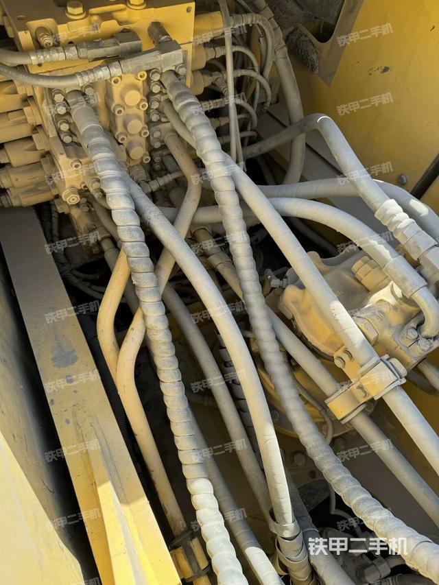 回轉(zhuǎn)馬達(dá)和主控閥(整機(jī)外觀) 回轉(zhuǎn)馬達(dá)和主控閥(整機(jī)外觀)