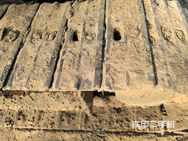 單側(cè)履帶整體(整機外觀) 單側(cè)履帶整體(整機外觀)