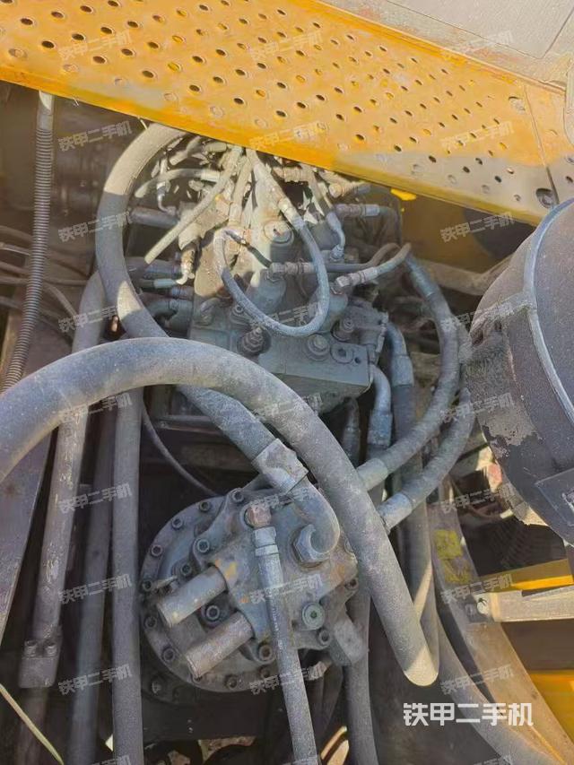 回轉(zhuǎn)馬達(dá)和主控閥（整機(jī)外觀）