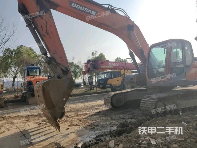 單側(cè)履帶整體（整機(jī)外觀）