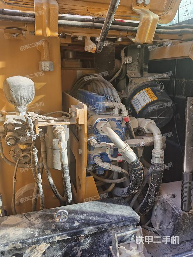 回转马达和主控阀（整机外观）