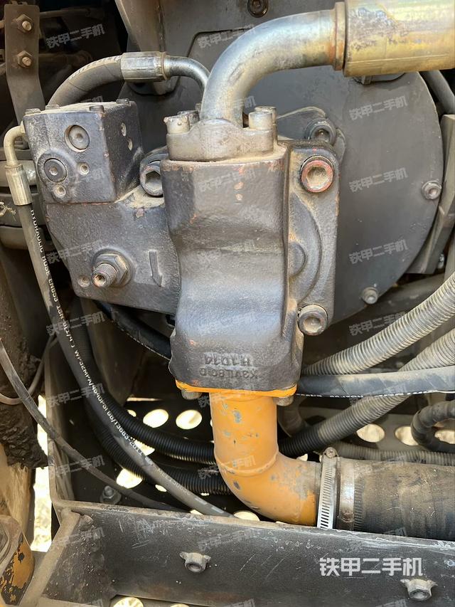 液壓泵艙室正面整體（整機外觀）