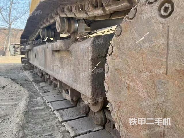 單側(cè)履帶整體(整機(jī)外觀) 單側(cè)履帶整體(整機(jī)外觀)