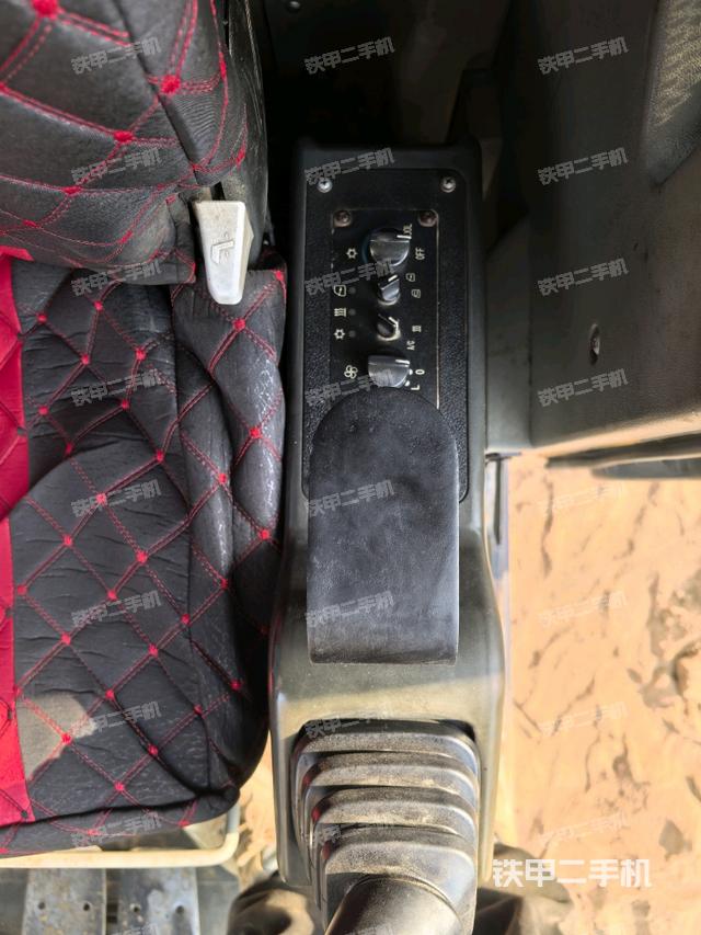 回轉(zhuǎn)馬達和主控閥(整機外觀) 回轉(zhuǎn)馬達和主控閥(整機外觀)