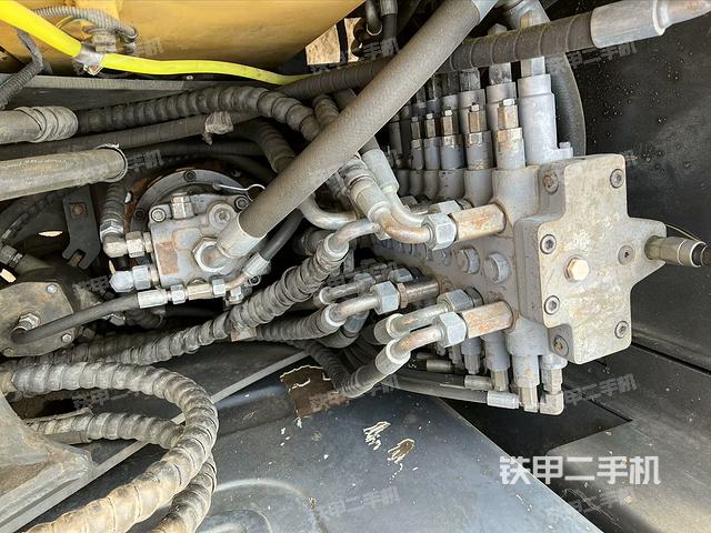 回轉(zhuǎn)馬達(dá)和主控閥(整機(jī)外觀) 回轉(zhuǎn)馬達(dá)和主控閥(整機(jī)外觀)