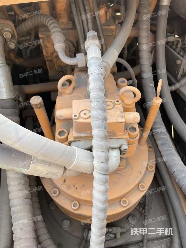 回轉(zhuǎn)馬達(dá)和主控閥（整機(jī)外觀）