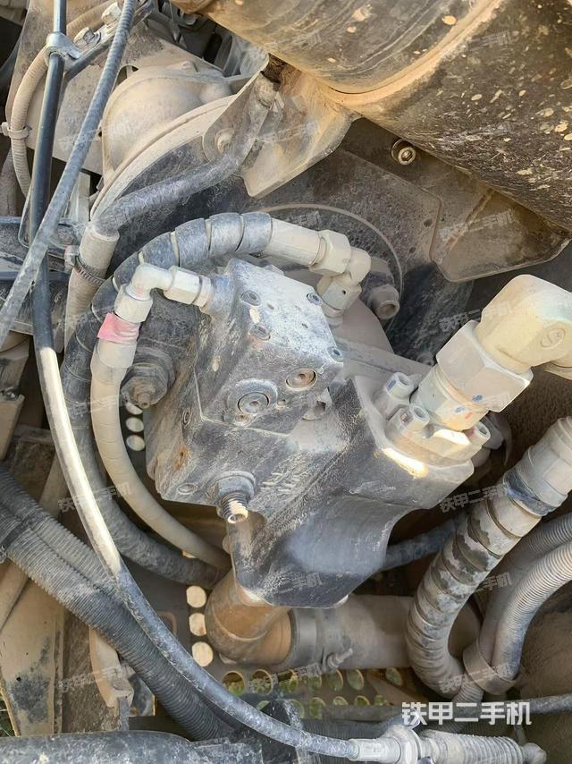 液壓泵艙室正面整體(整機外觀) 液壓泵艙室正面整體(整機外觀)