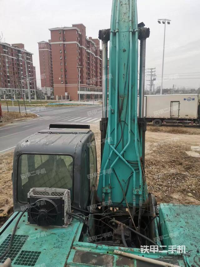 駕駛室頂部(整機(jī)外觀) 駕駛室頂部(整機(jī)外觀)