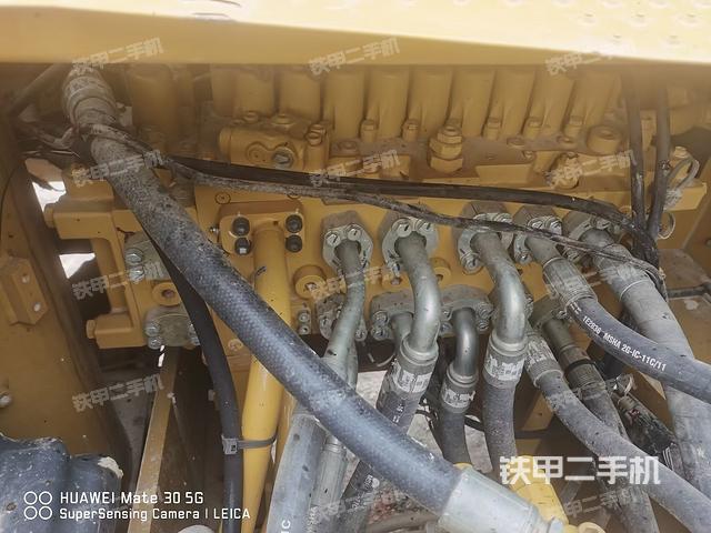 回轉馬達和主控閥(整機外觀) 回轉馬達和主控閥(整機外觀)