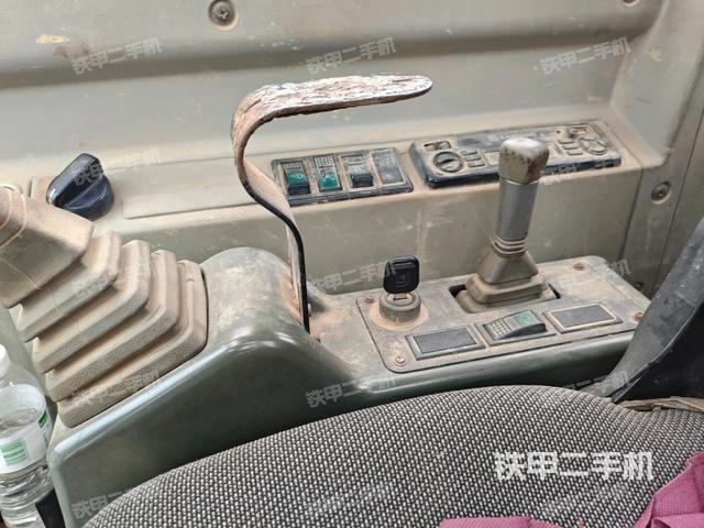 駕駛室整體(整機(jī)外觀) 駕駛室整體(整機(jī)外觀)