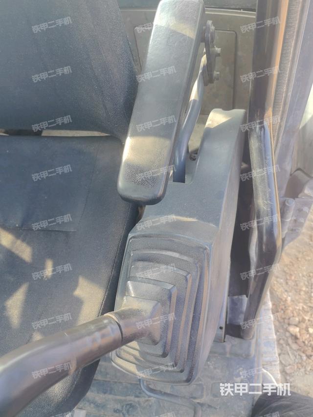 座椅右側(cè)控制臺(tái)/鑰匙門/油門/含右手柄（駕駛室部分）