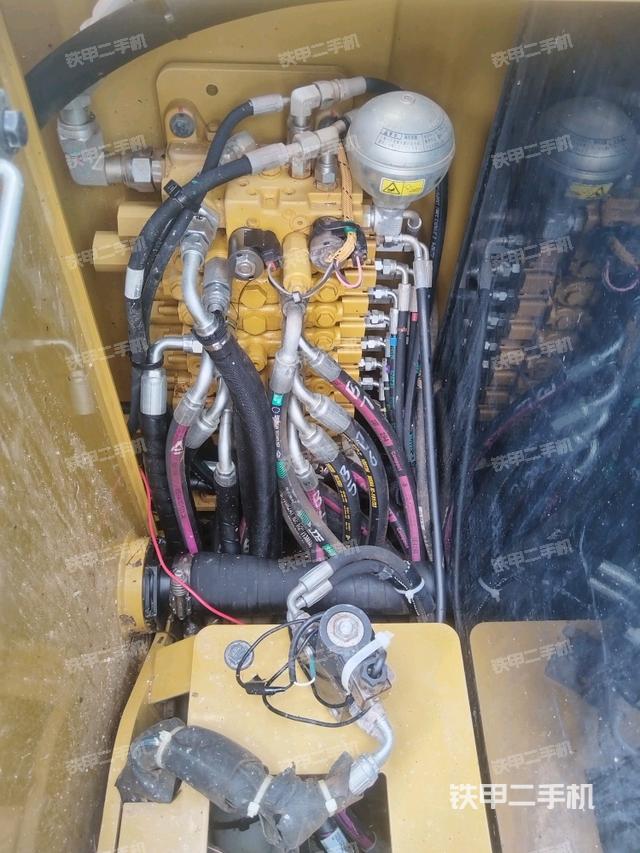 回轉(zhuǎn)馬達(dá)和主控閥(整機(jī)外觀) 回轉(zhuǎn)馬達(dá)和主控閥(整機(jī)外觀)