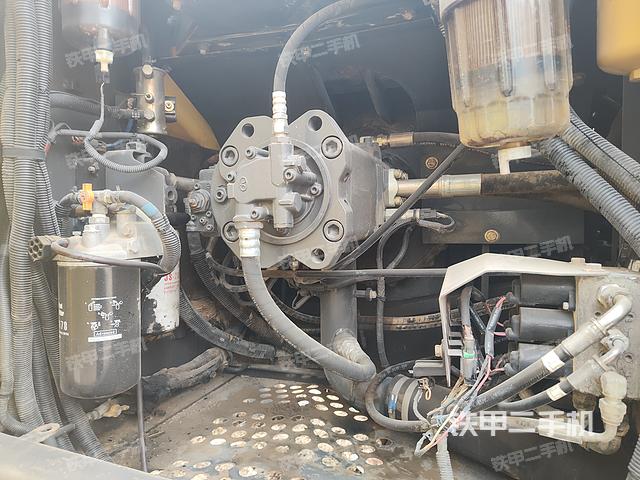 液壓泵艙室正面整體(整機外觀) 液壓泵艙室正面整體(整機外觀)