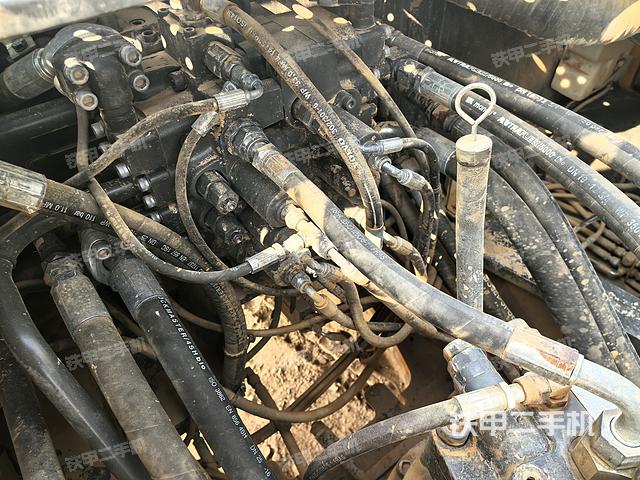 回转马达和主控阀（整机外观）