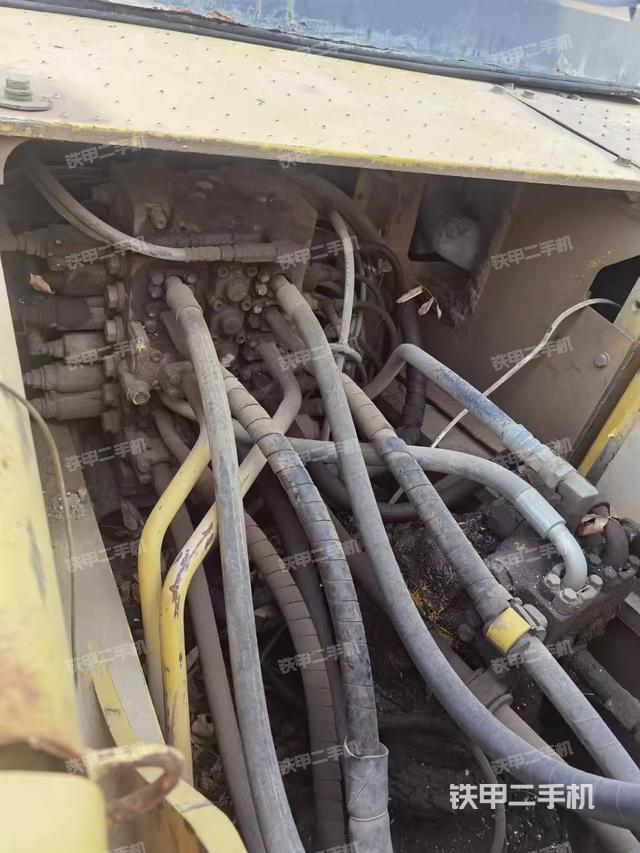 回转马达和主控阀（整机外观）