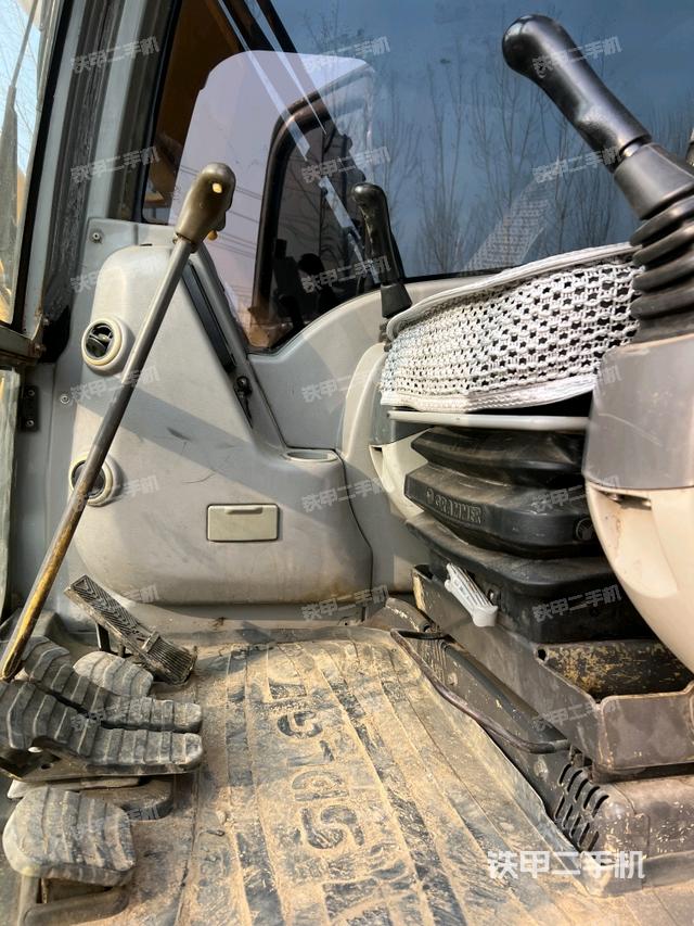 駕駛室頂部（整機外觀）